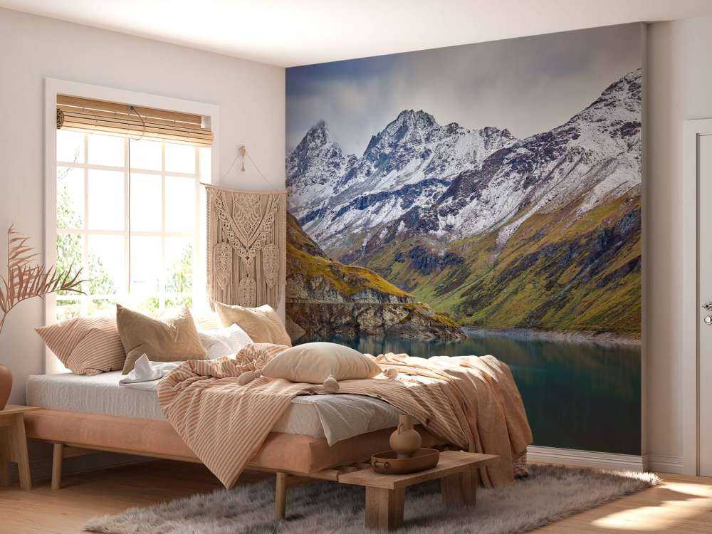 Szczyty górskie pokryte śniegiem w pobliżu górskiego jeziora