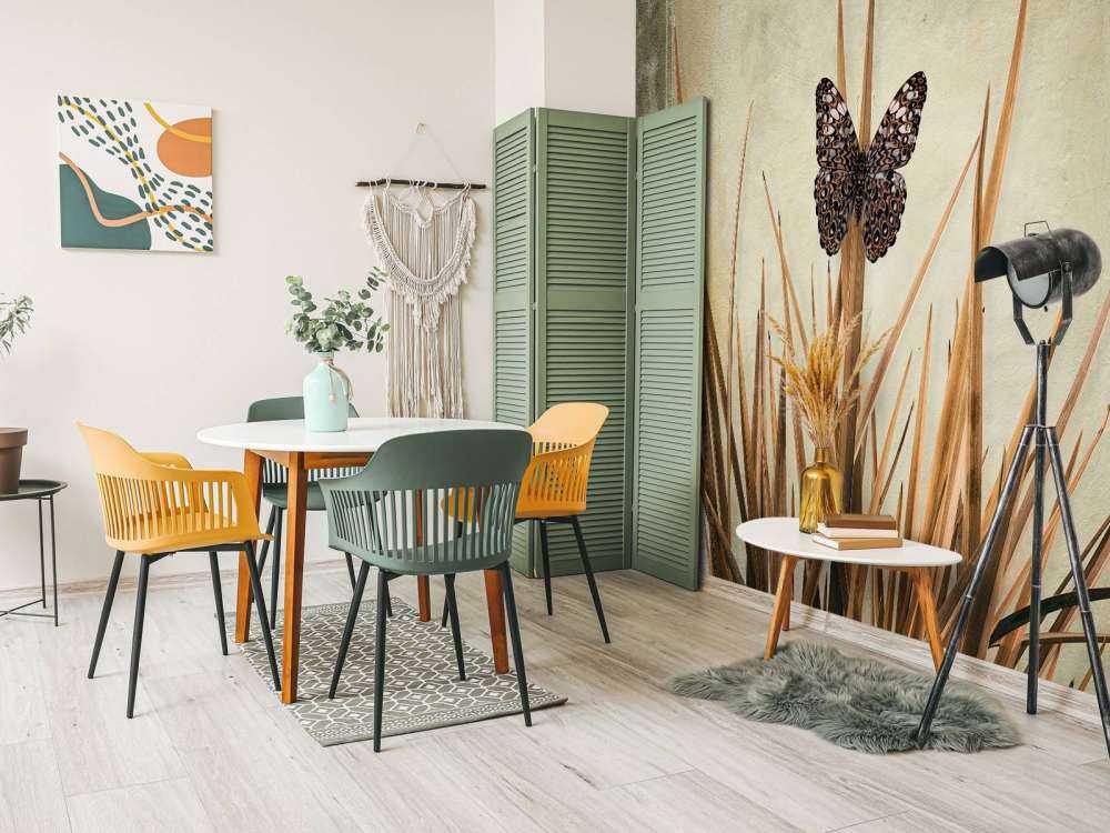 Motyl przy starej ścianie