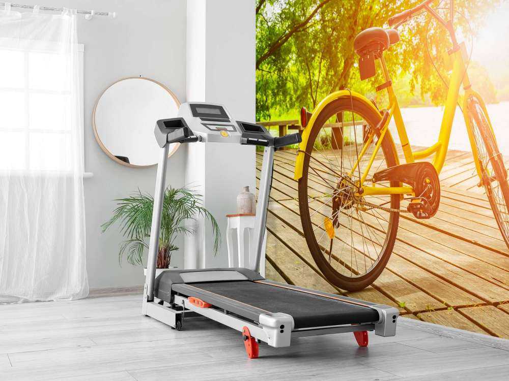 Żółty rower na molo