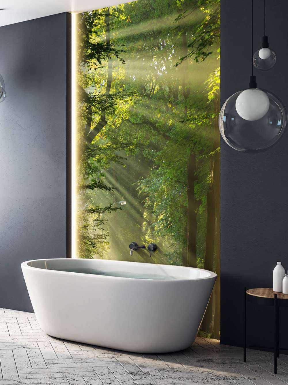 Promienie słońca przez drzewa