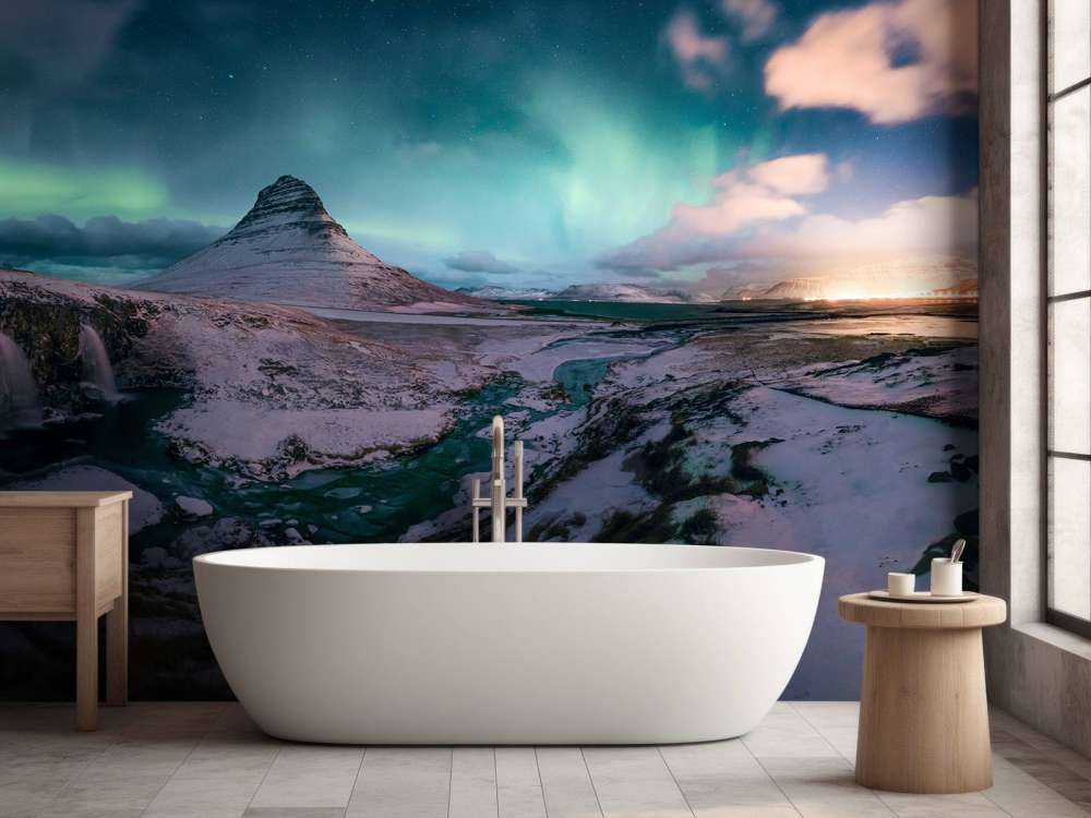 Kirkjufell z północnymi światłami