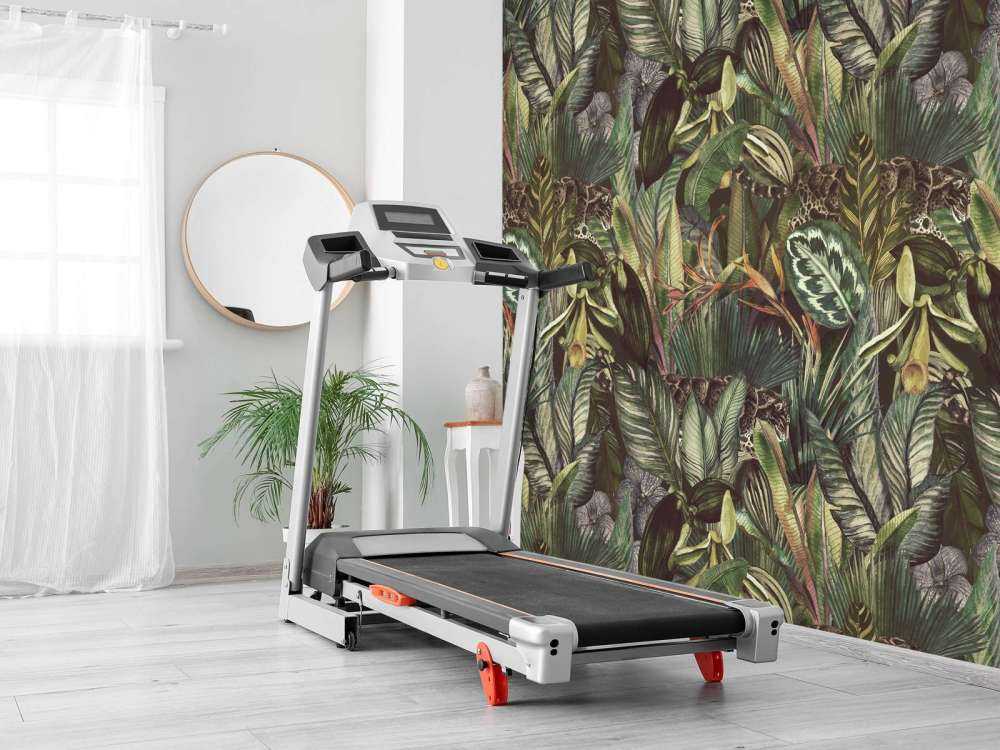 Lampart między liśćmi