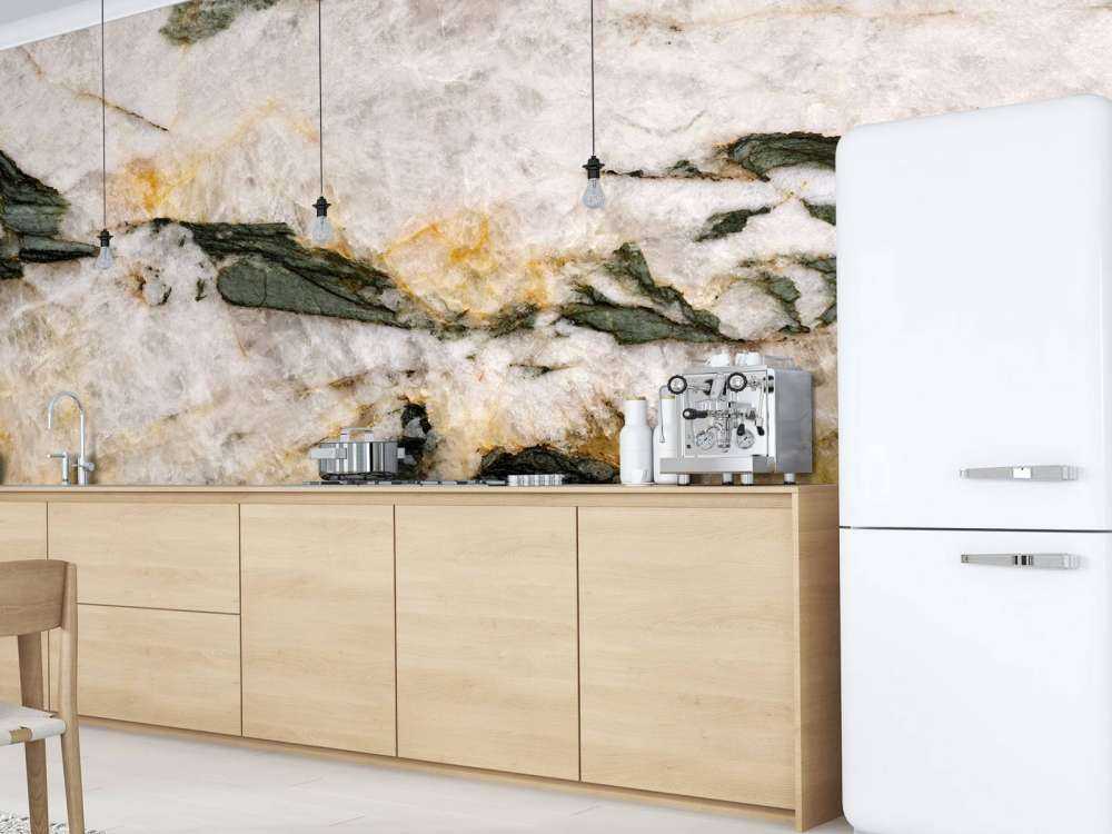 Biały marmur z zielonymi elementami