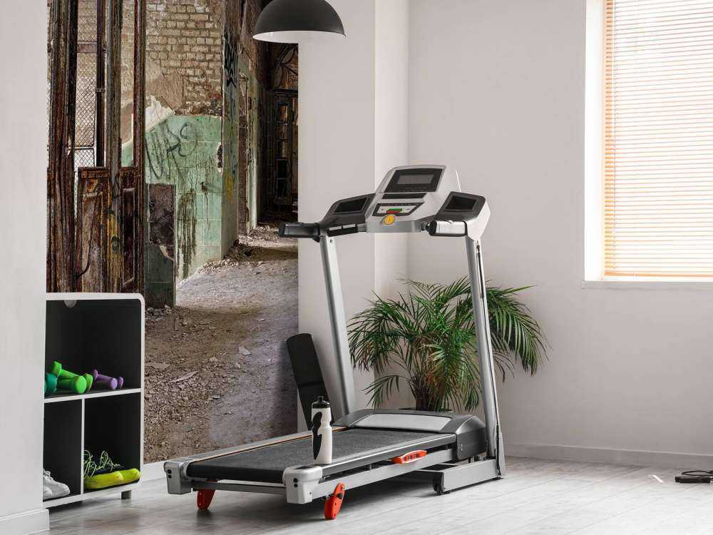 Klatka schodowa w opuszczonym budynku