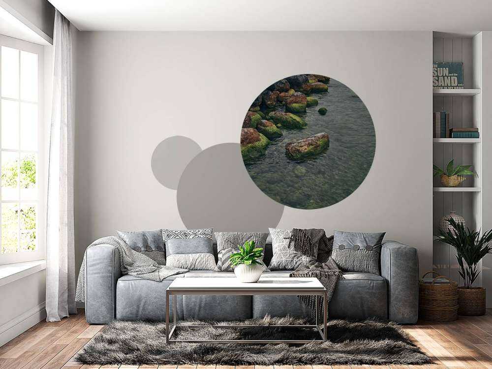 Skały nad górskim jeziorem