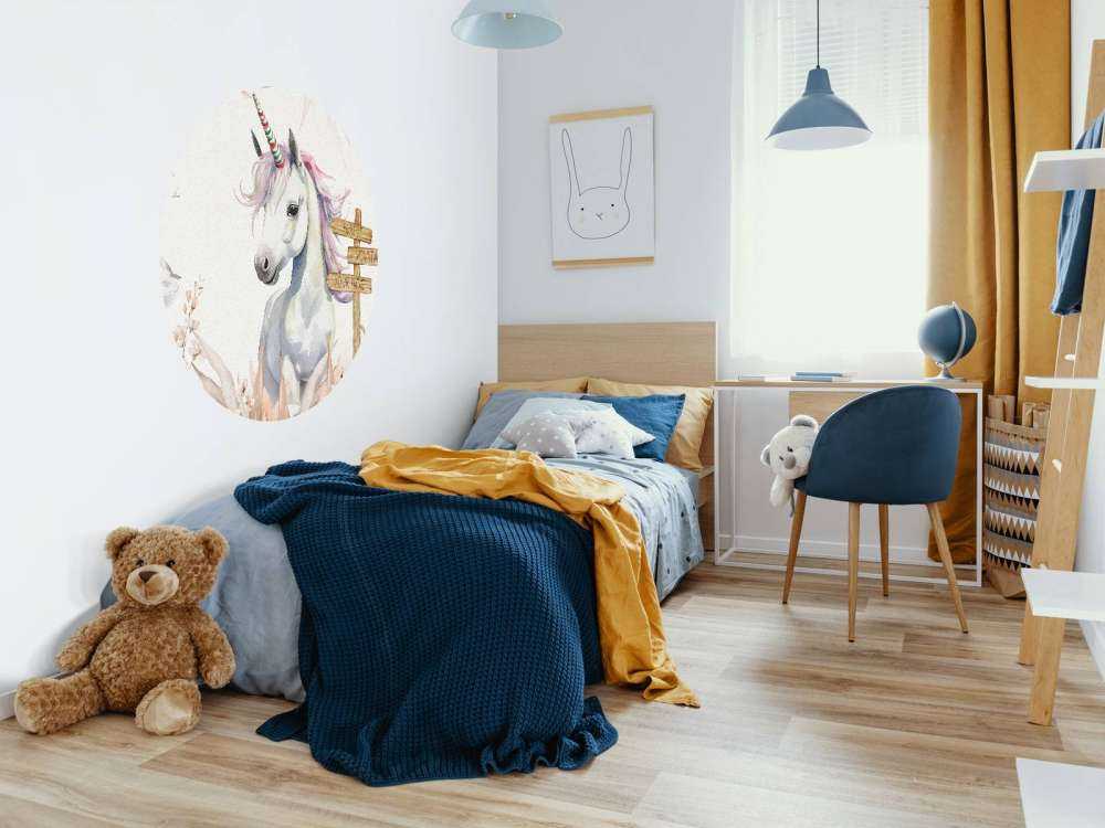 Mały jednorożec z roślinami taupe