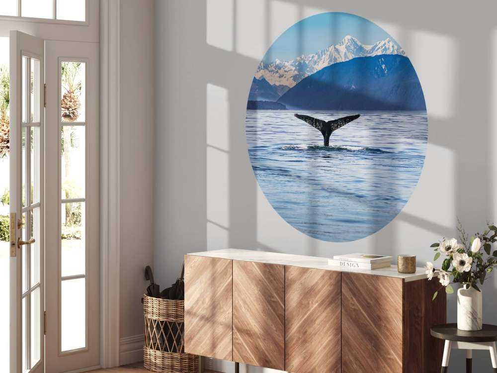 Nurkowanie wieloryba z górami w tle