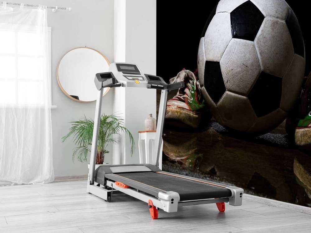 Piłka nożna pomiędzy dwoma trampkami