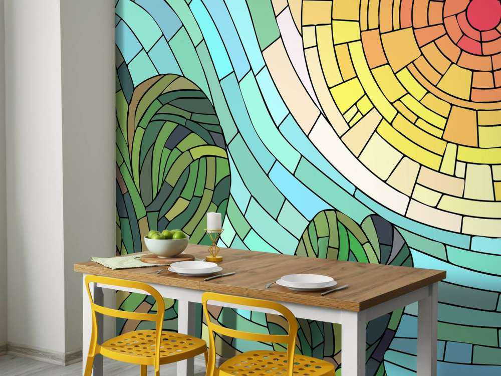 Czerwone słońce przy drzewach