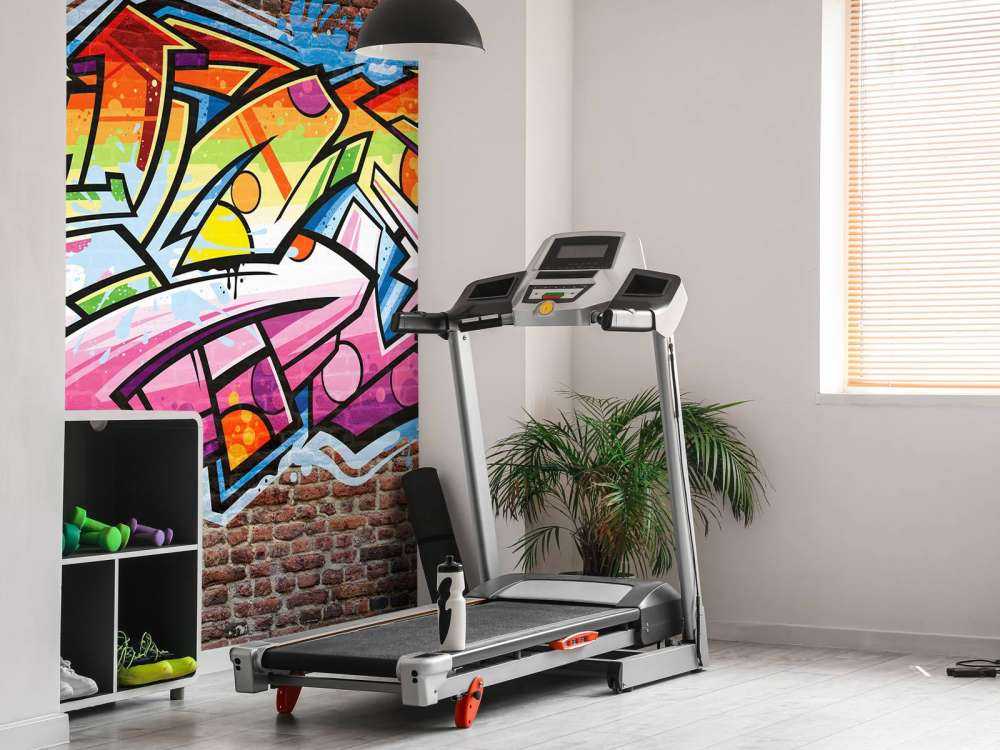 Graffiti na czerwonej cegle