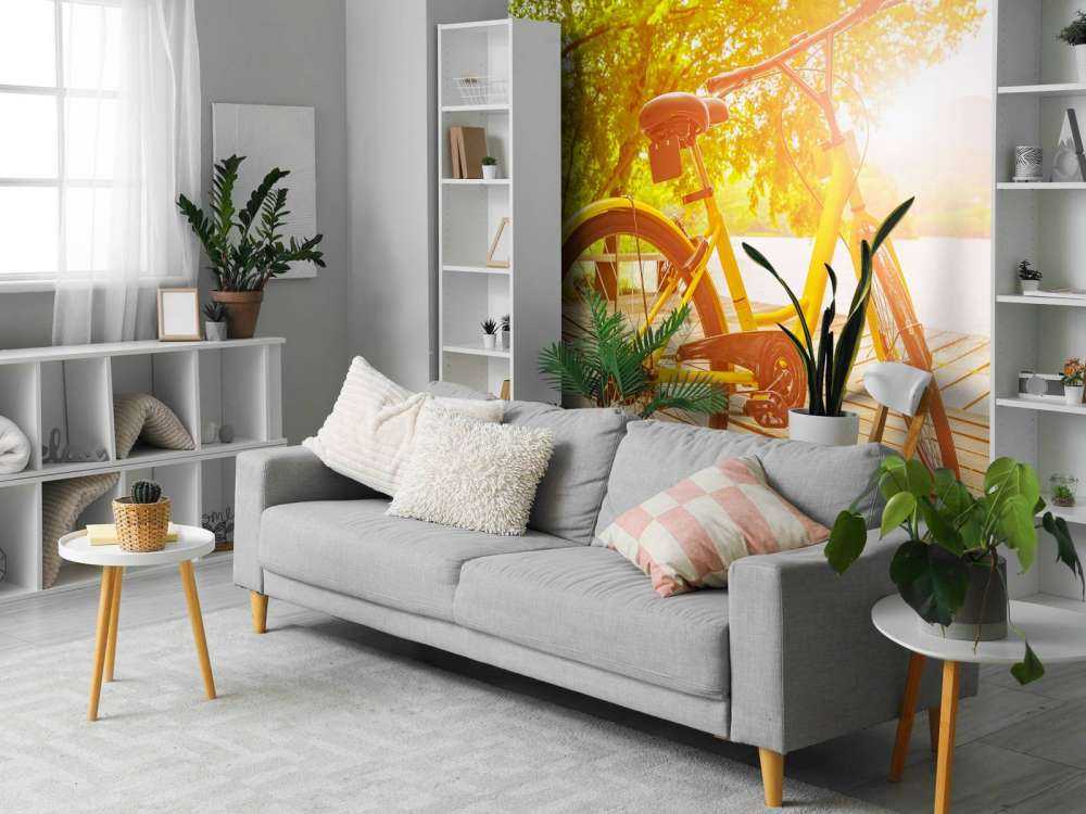 Żółty rower na molo