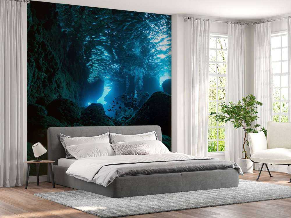 Promienie słoneczne w podwodnej jaskini