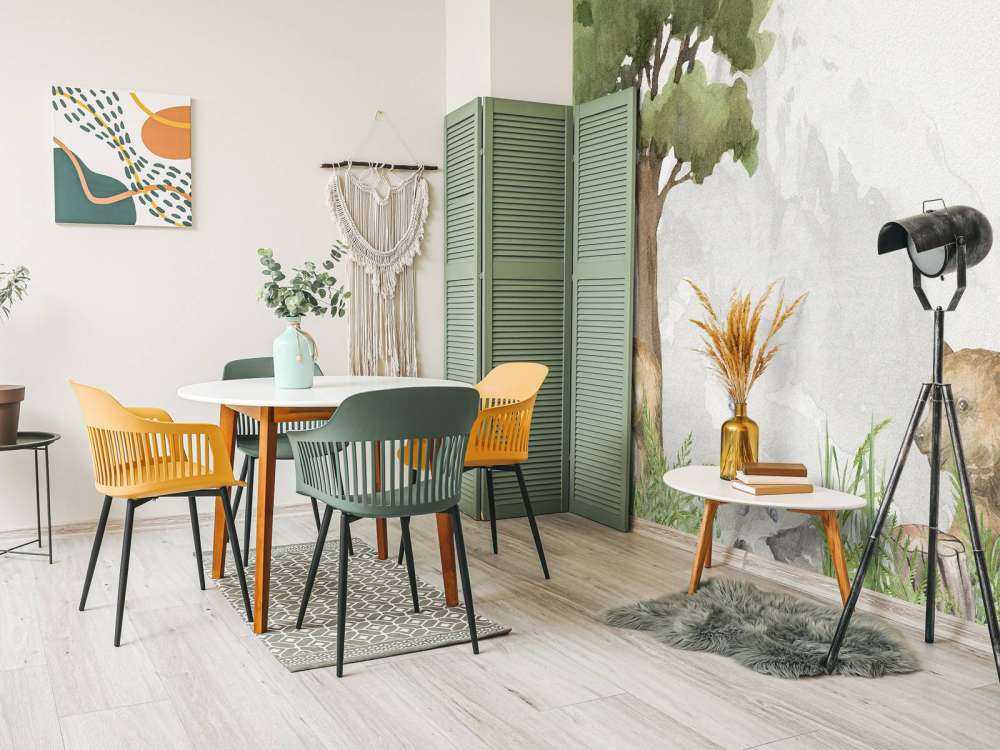 Zwierzęta leśne w pobliżu góry