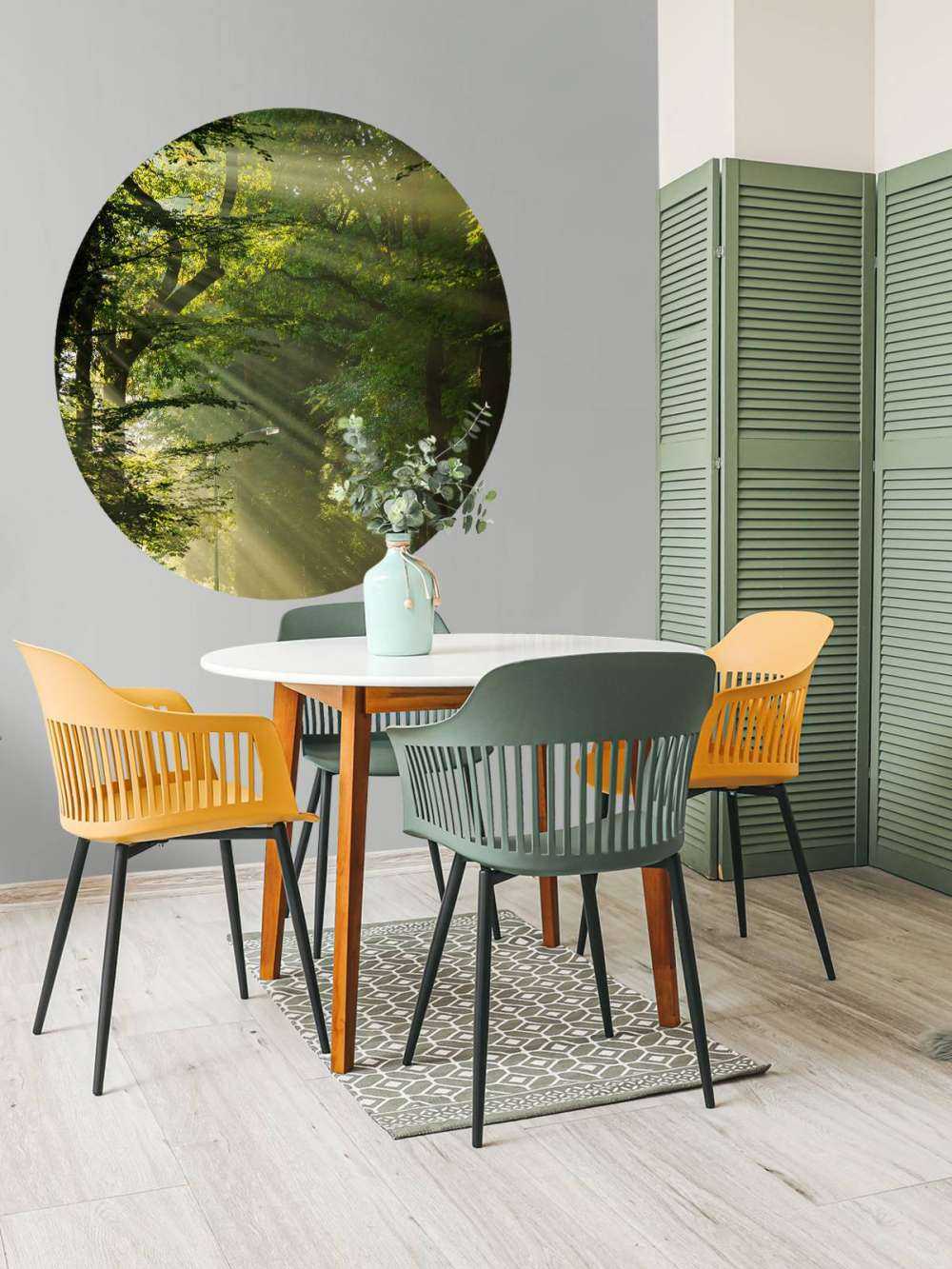 Promienie słońca przez drzewa