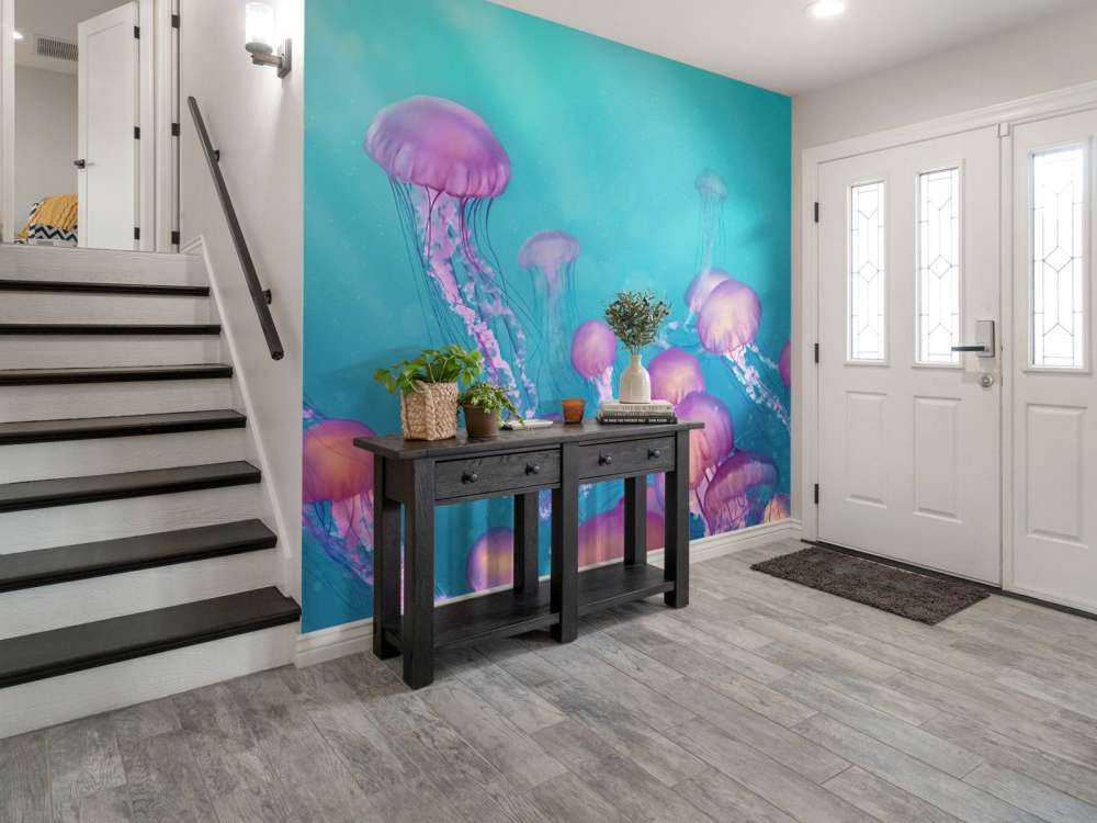 Różowe meduzy w niebieskim morzu