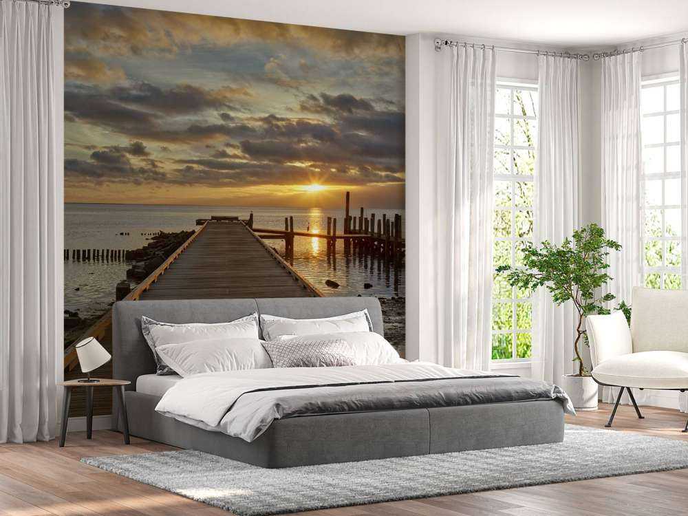 Drewniane molo na tle wschodu słońca