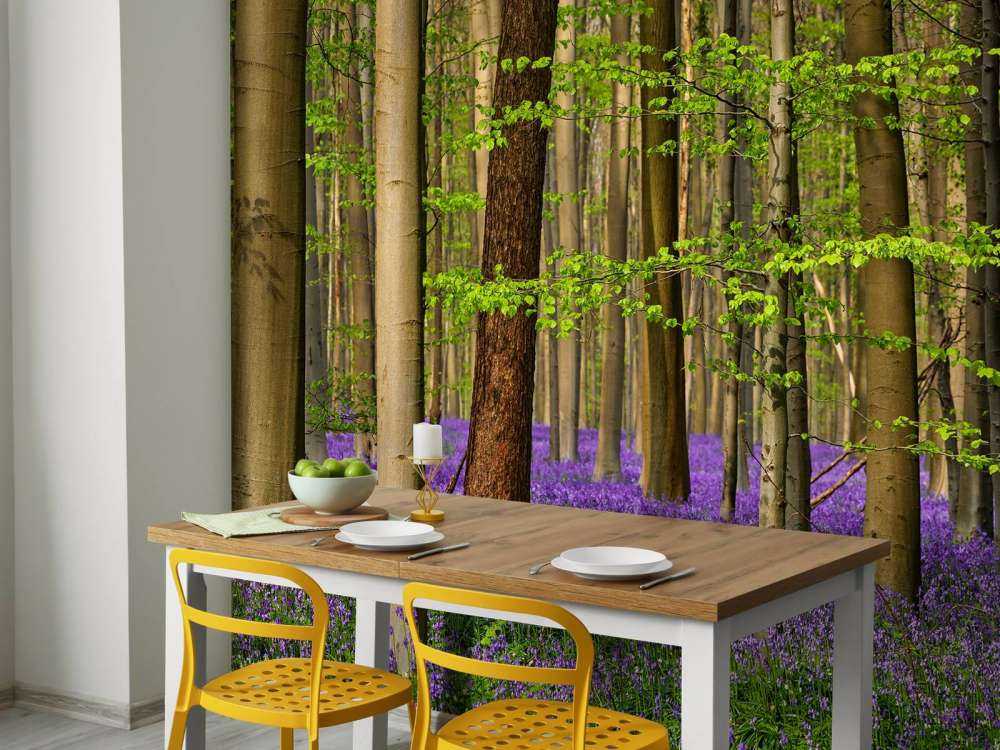 Las z fioletowymi kwiatami