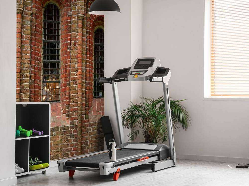 Mur z cegły z łukami i oknami