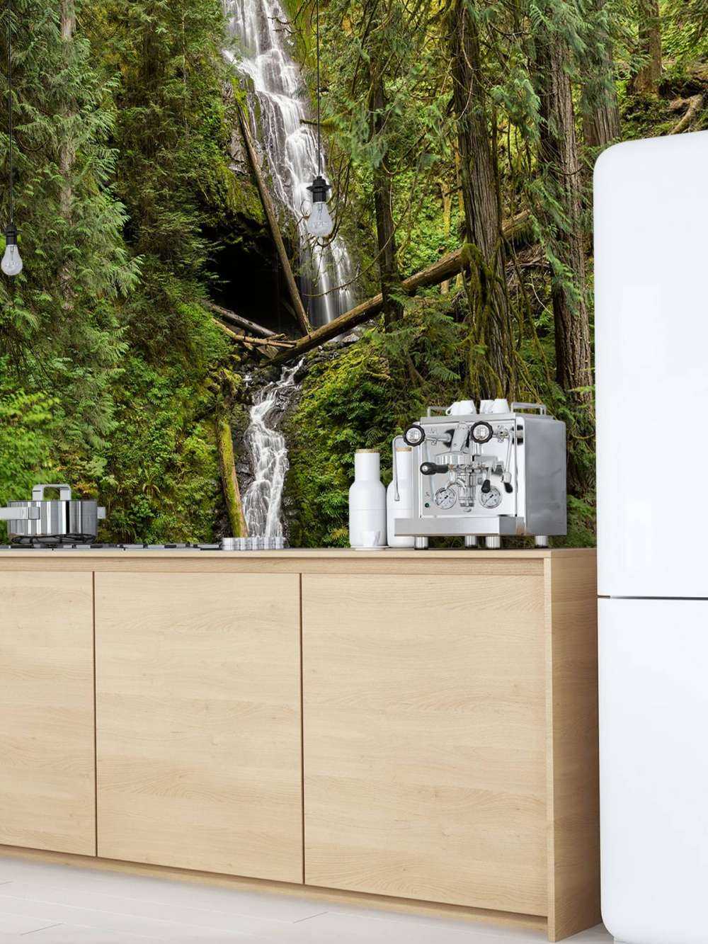 Wodospad z upadłymi drzewami