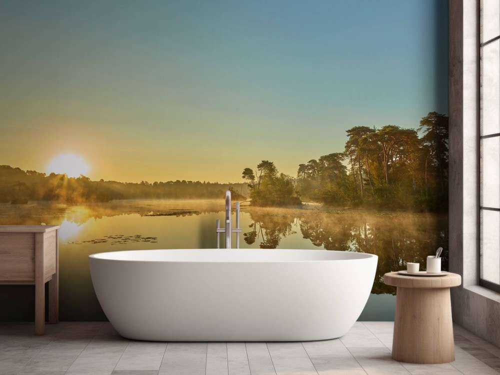 Wschód słońca nad jeziorem leśnym