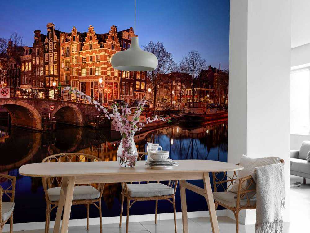 Oświetlone domy wzdłuż kanału